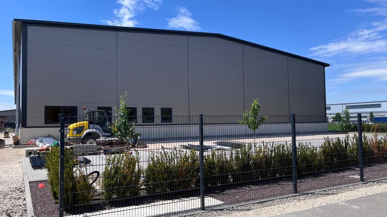 Neu gebaute Padelhalle von Padel Mertingen im Gewerbepark Ost