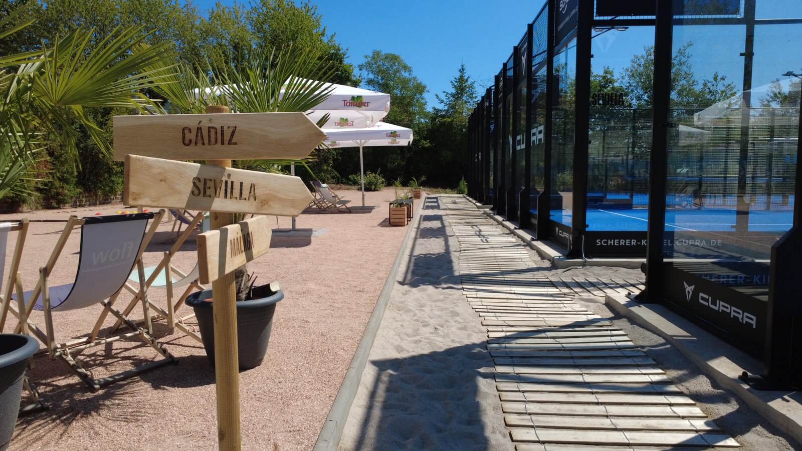 Lounge- und Beachbereich neben den Padelcourts von PADEL N9K in Neunkirchen