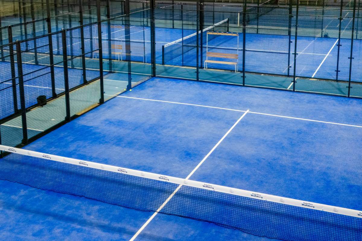 Indoor-Padelcourts in der Halle von Padel Place Wolfsburg